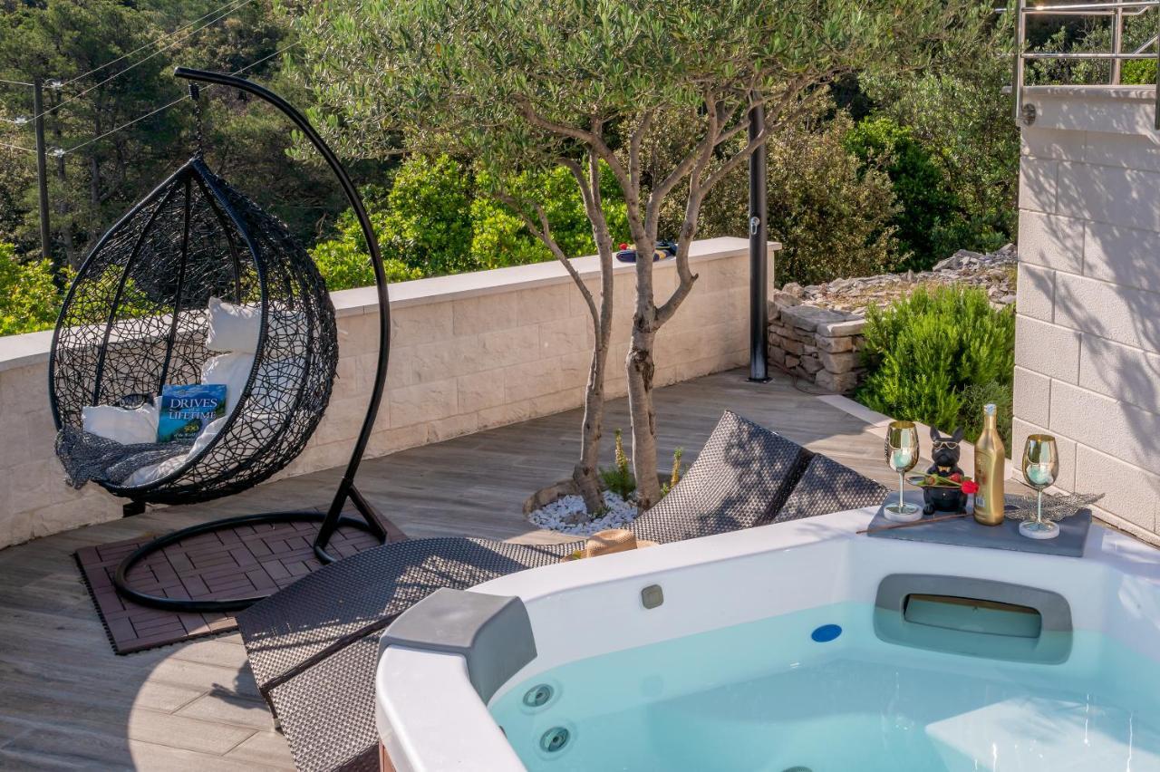 Villa Ivana: Seaside Retreat with Outdoor Jacuzzi on Solta Island Rogac Exterior photo